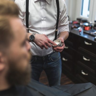tagliatore-che-tiene-la-mousse-per-il-cliente_23-2147778804